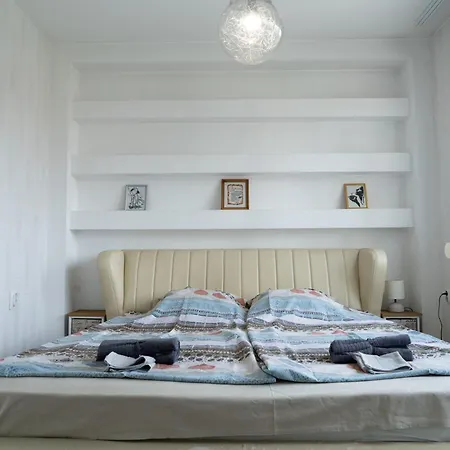 2 Bdr Cozy Downtown I Mall, Park, Subway Apartment Sofia